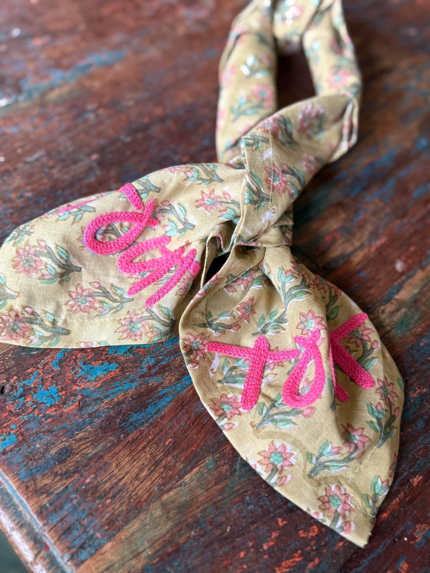 Katoenen blokprint sjaal met geborduurd logo