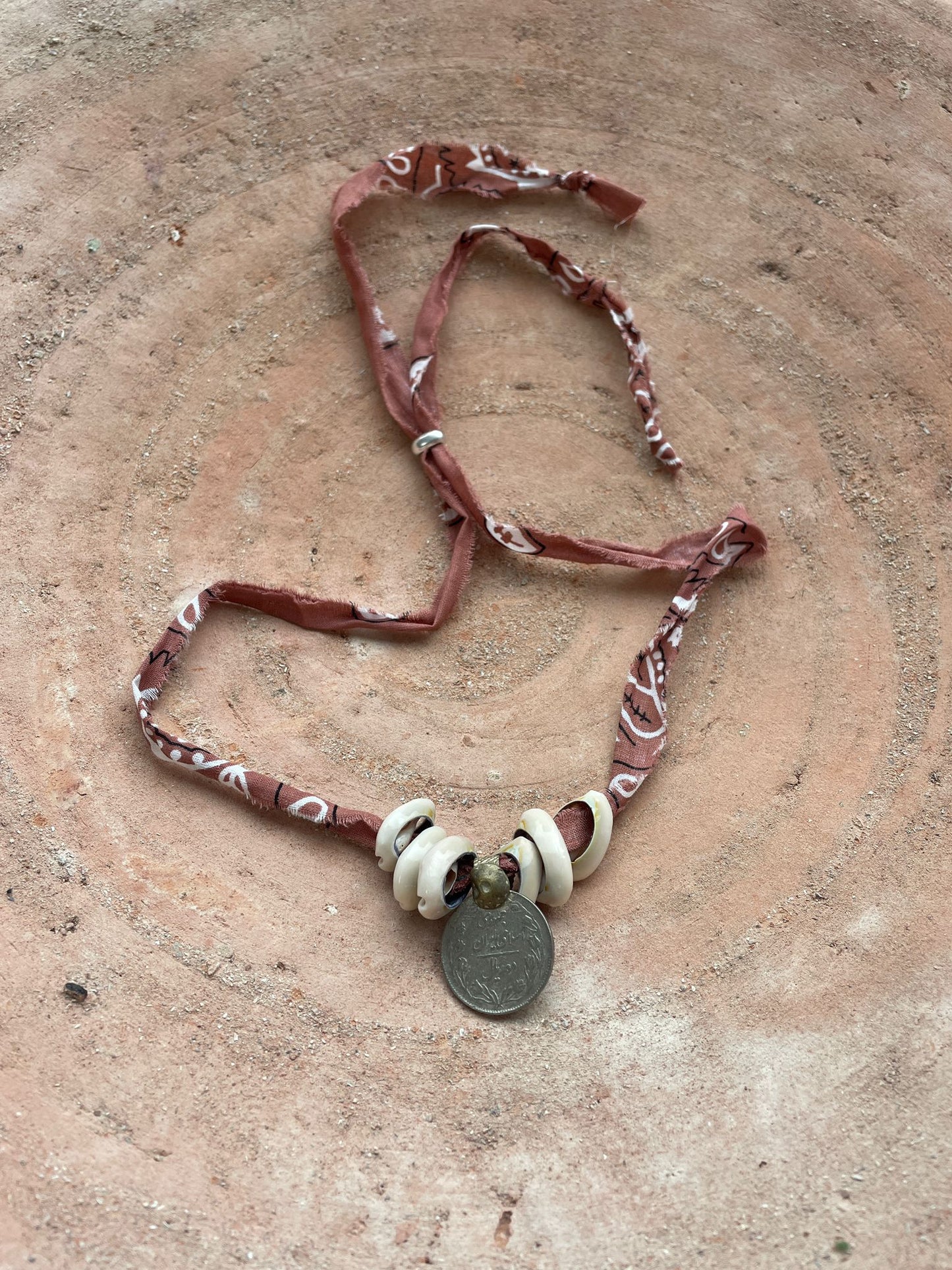 Bandanaketting met vintage munt Kyra