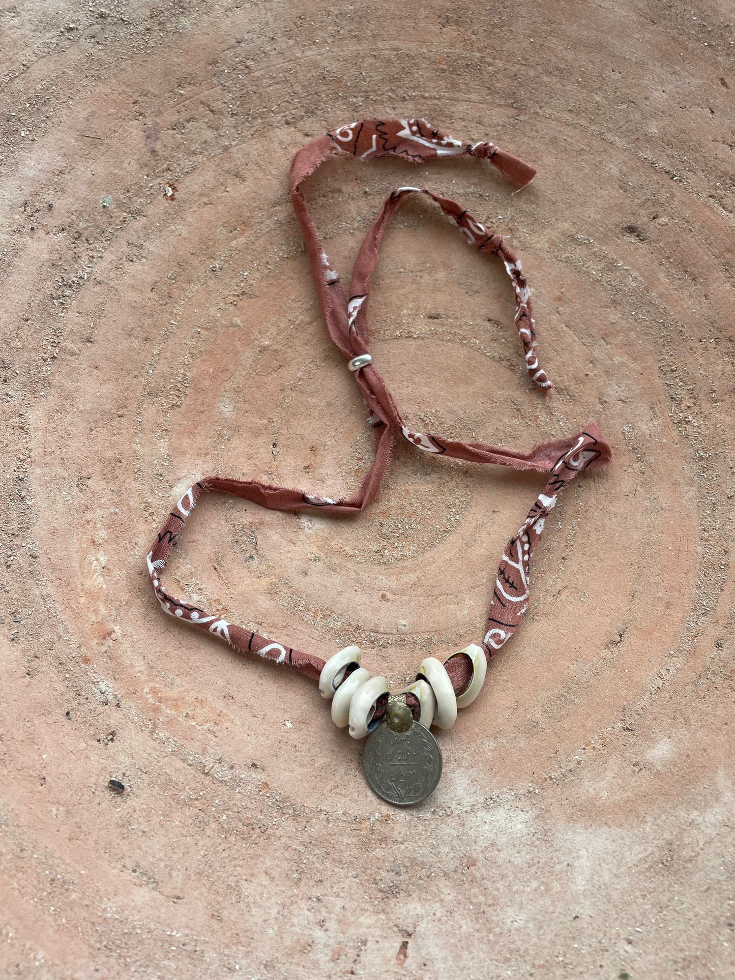 Bandanaketting met vintage munt Kyra