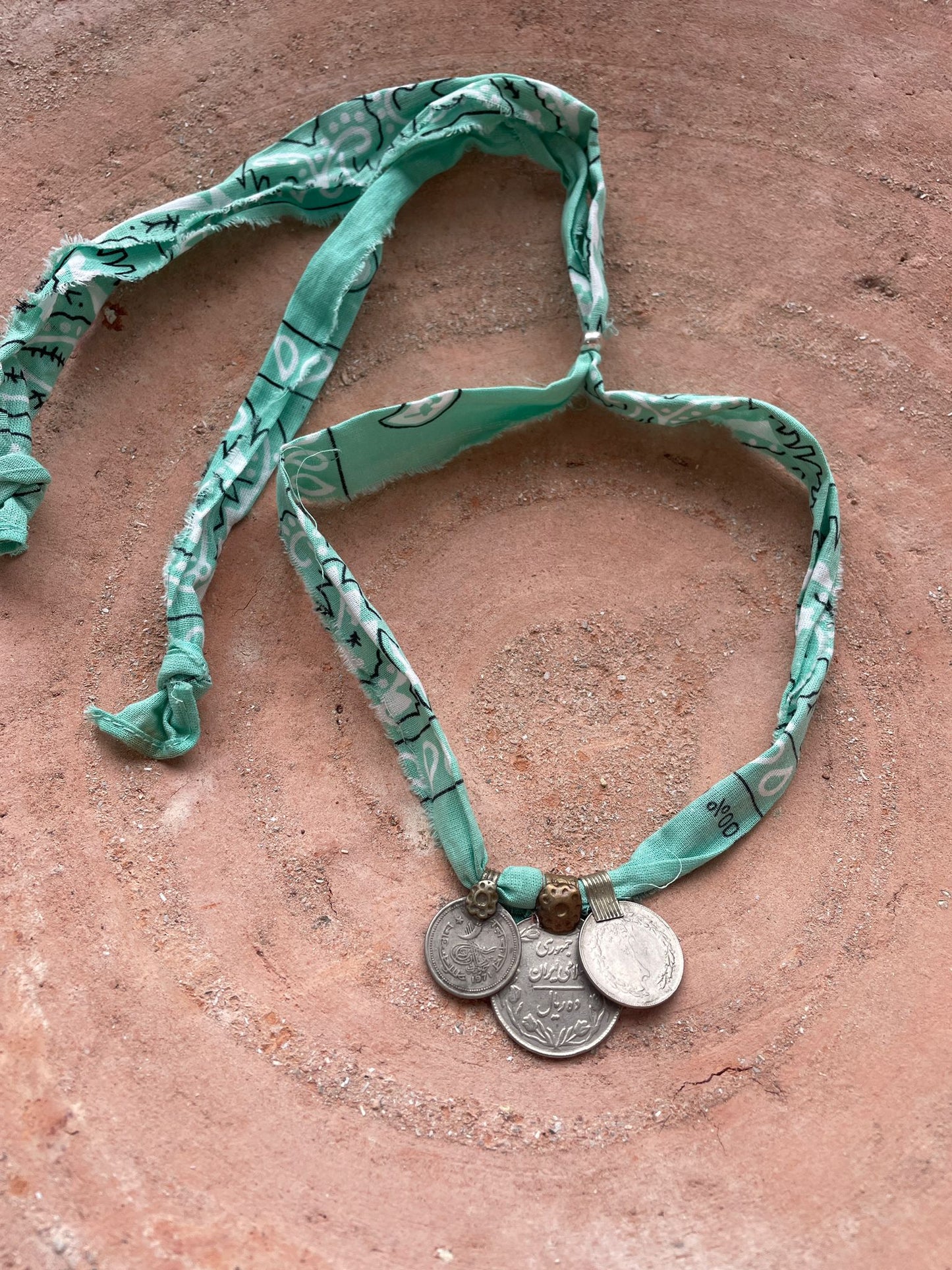 Bandanaketting met vintage munt Kyra