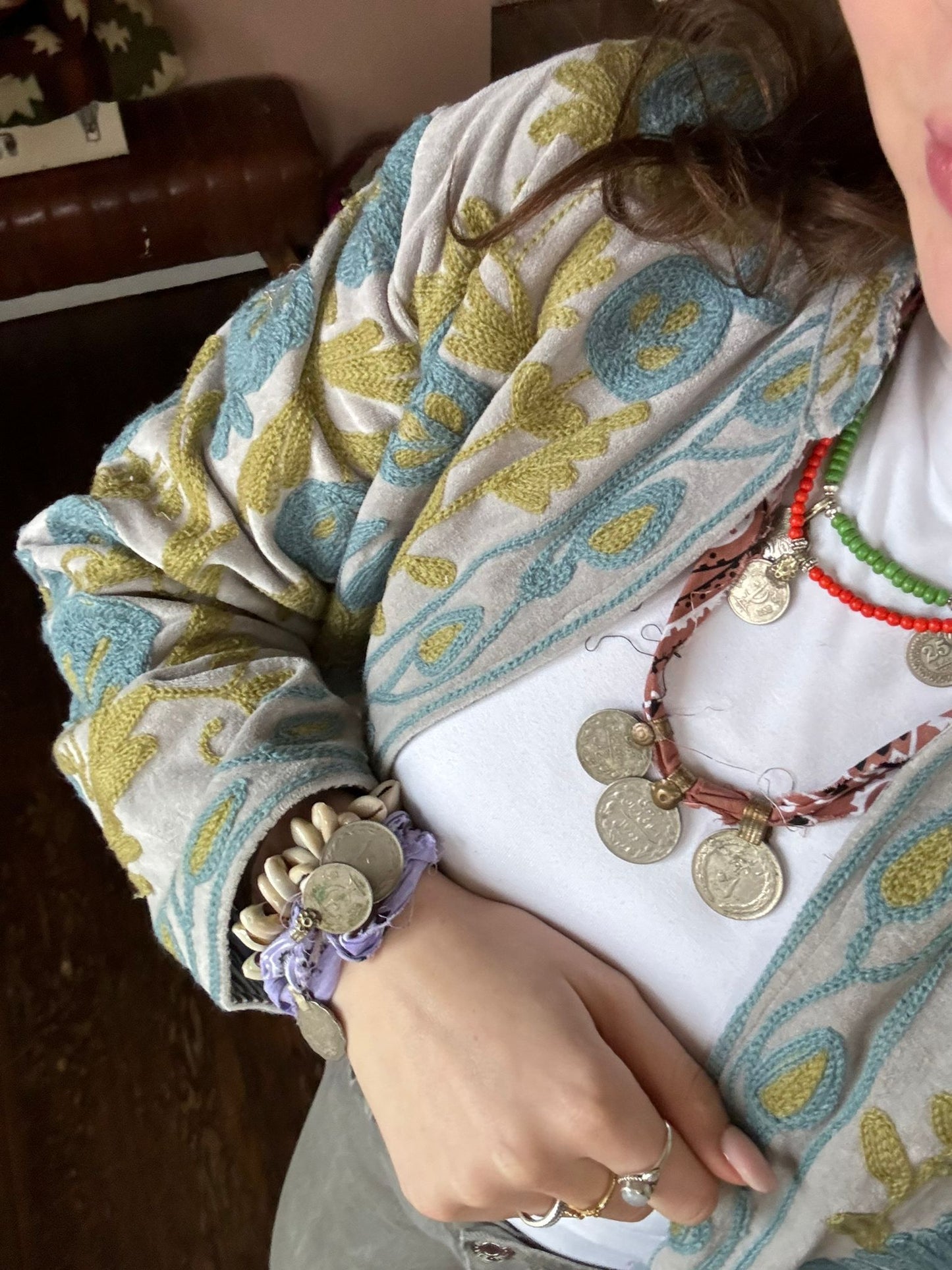 Ketting met met oranje howliet en munten