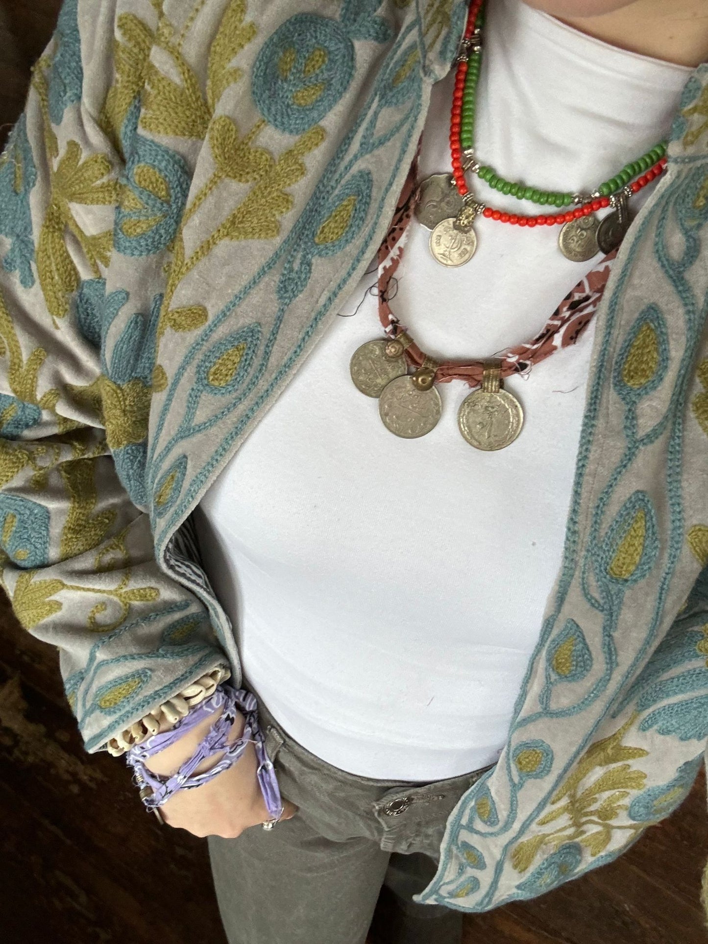 Ketting met met oranje howliet en munten