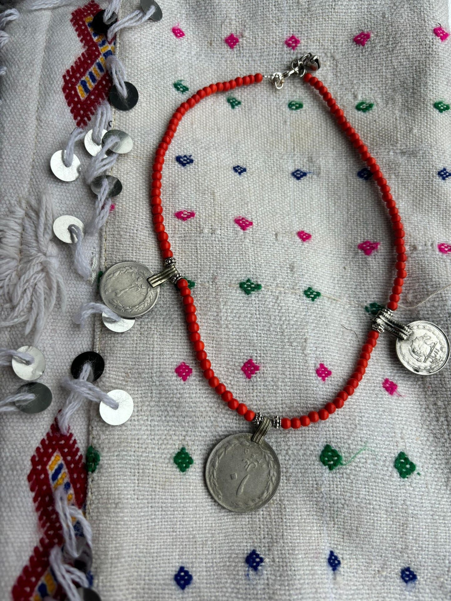 Ketting met met oranje howliet en munten