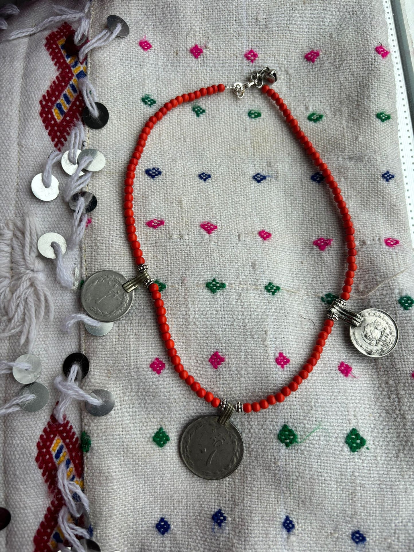 Ketting met met oranje howliet en munten