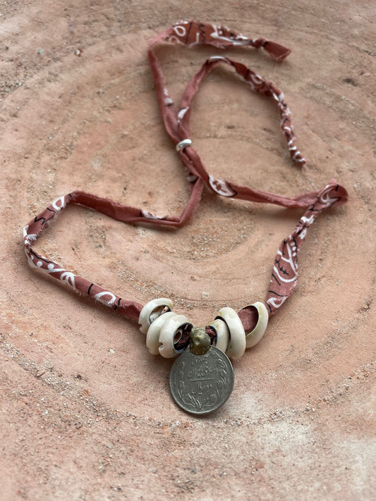 Bandanaketting met vintage munt Kyra
