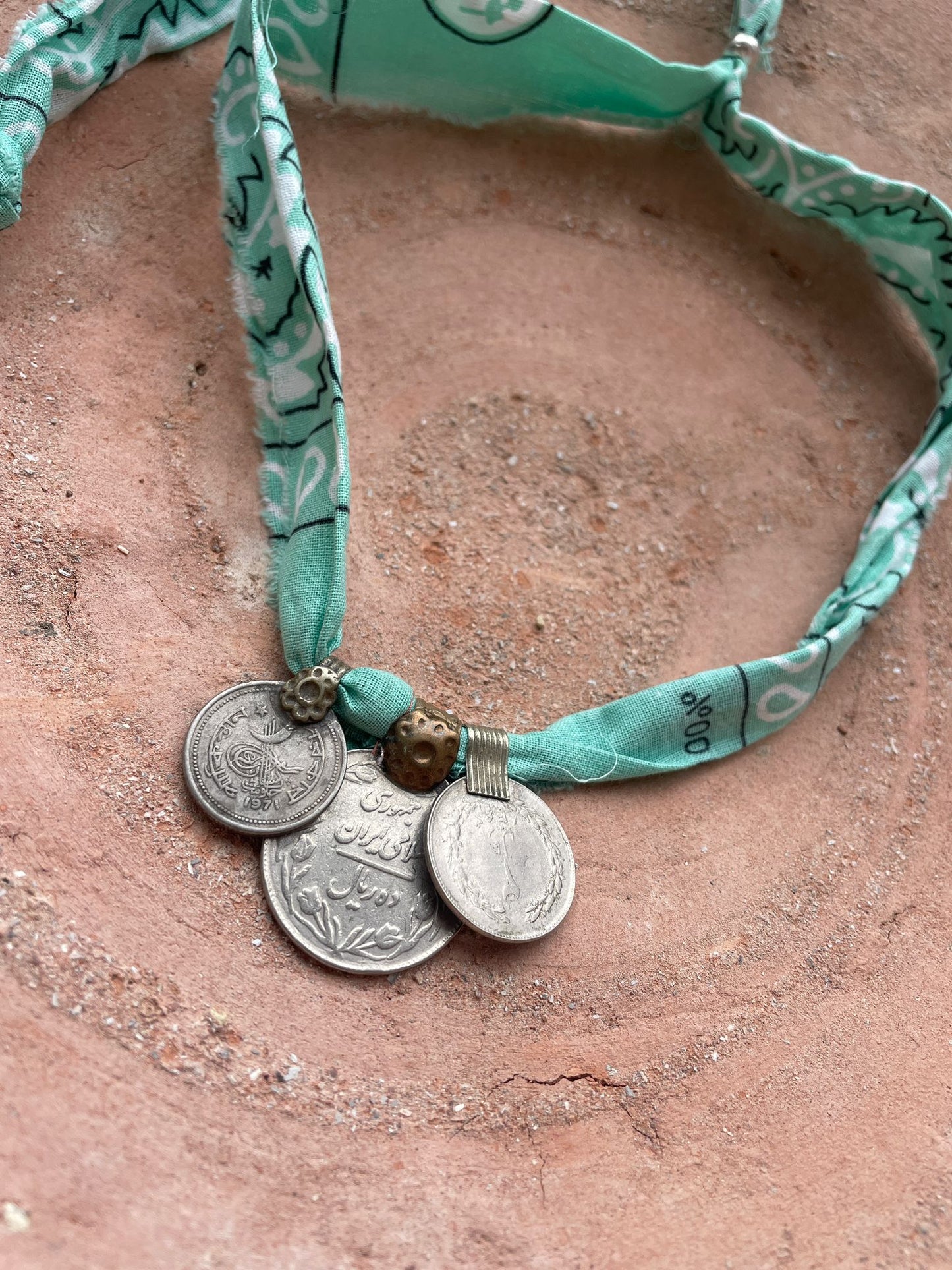 Bandanaketting met vintage munt Kyra