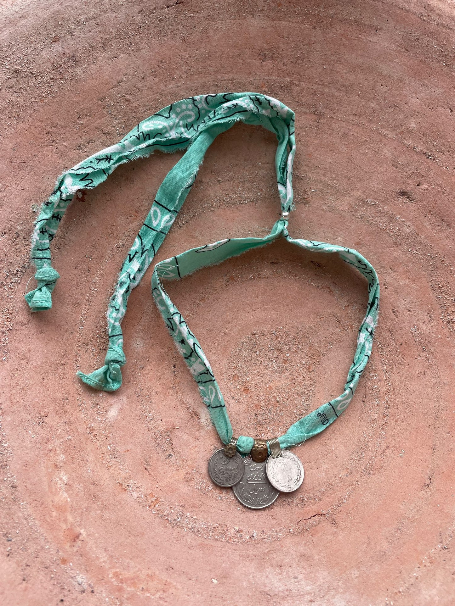 Bandanaketting met vintage munt Kyra