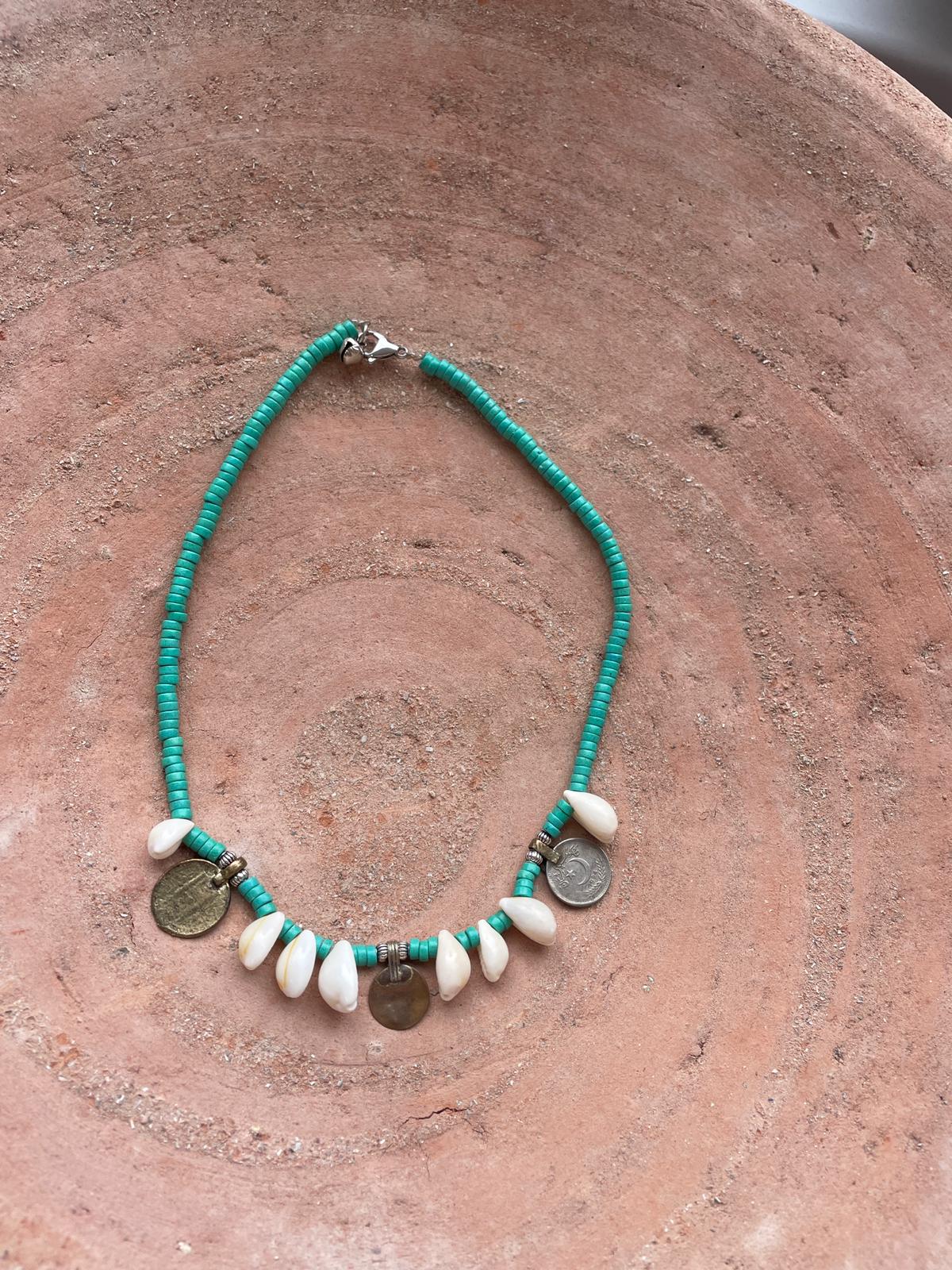 Ketting met turquoise schelpen
