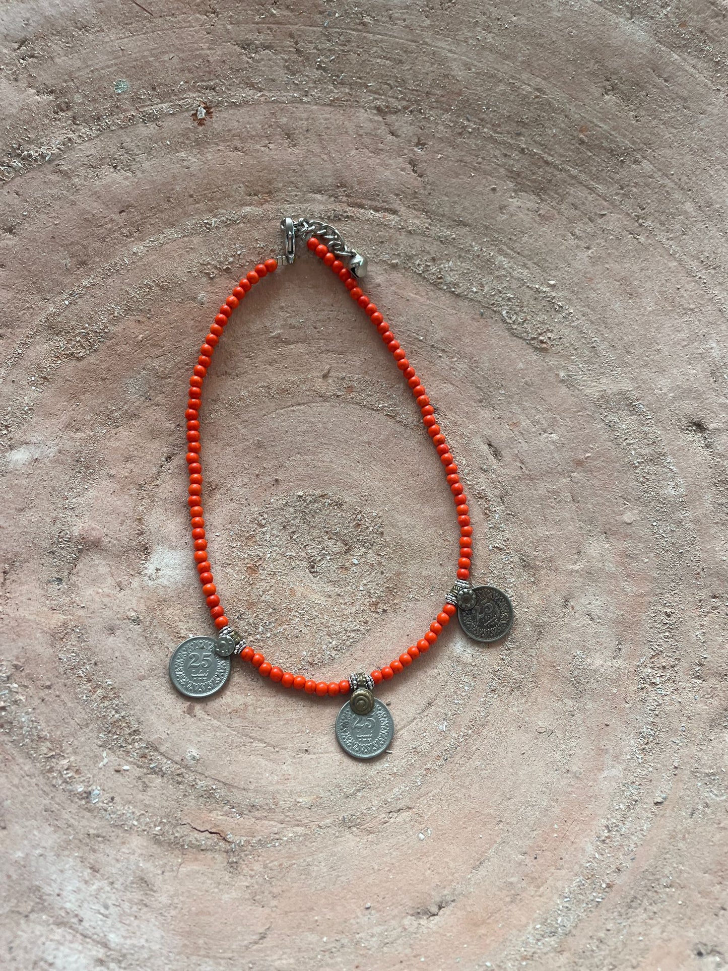 Ketting met met oranje howliet en munten