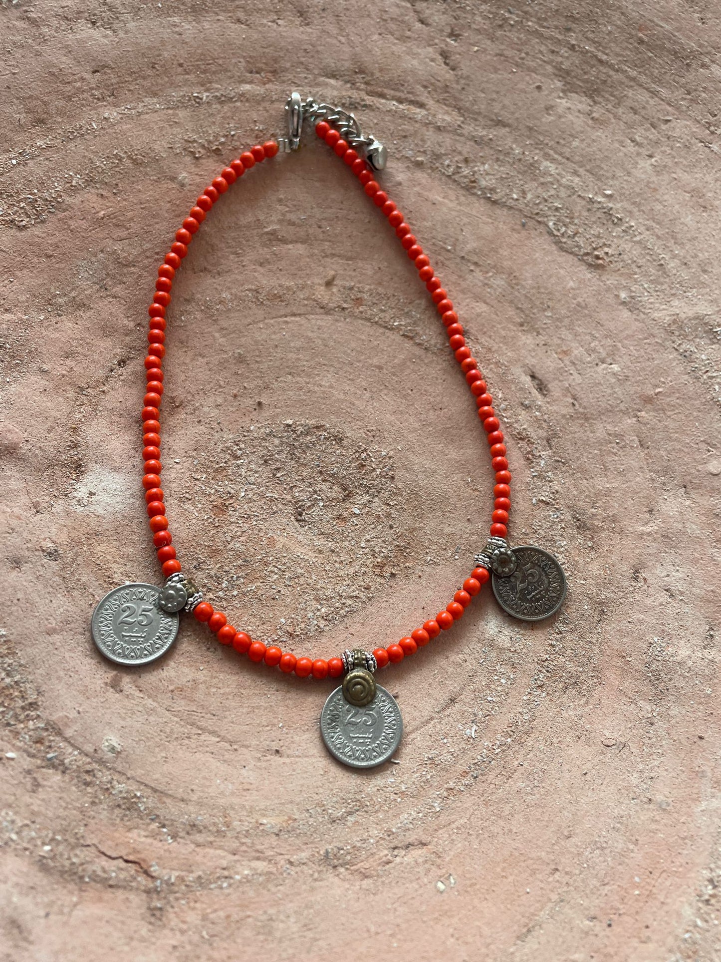 Ketting met met oranje howliet en munten
